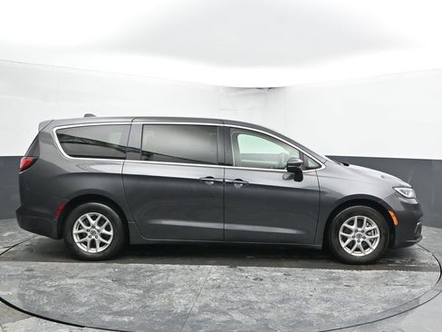 Used 2023 Chrysler Pacifica Touring-L image 12