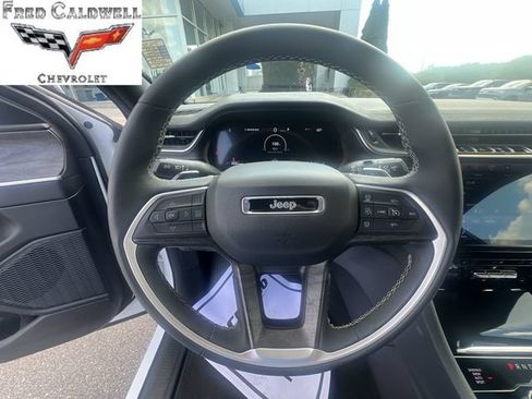 Used 2025 Jeep Grand Cherokee Limited AWD/4WD image 17
