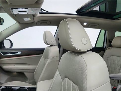 Used 2024 Volkswagen Atlas SEL Premium R-Line image 37