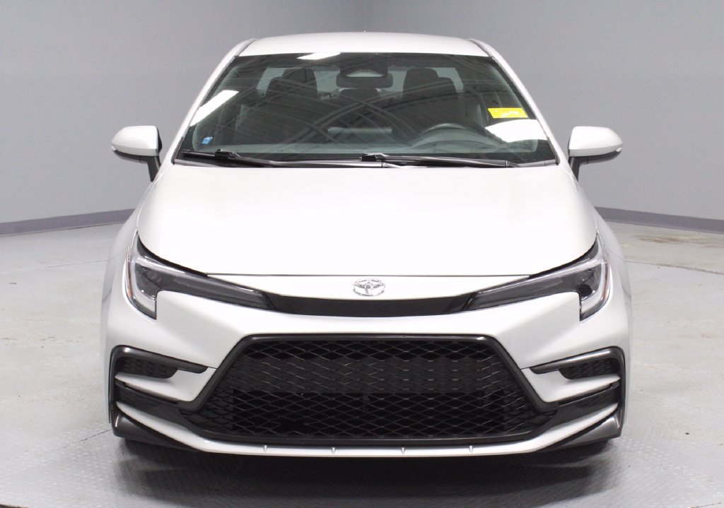 Used 2025 Toyota Corolla SE FWD image 3