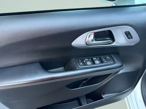 Used 2021 Chrysler Pacifica Touring-L w/ Uconnect Theater Family Group FWD image 16