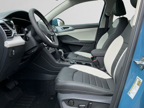 New 2025 Volkswagen Taos SEL image 9