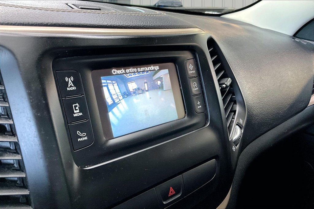 Used 2018 Jeep Cherokee Latitude w/ Altitude Package AWD/4WD image 13