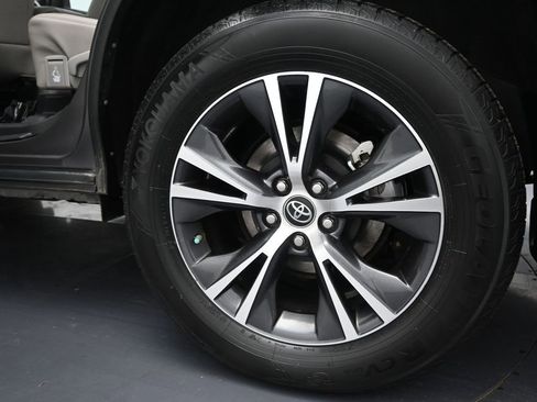 Used 2018 Toyota Highlander LE image 46