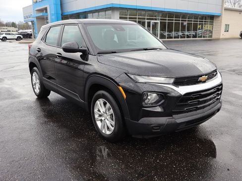 Used 2023 Chevrolet TrailBlazer LS image 2