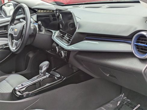 Used 2025 Chevrolet Trax LT w/ LT Convenience Package image 29