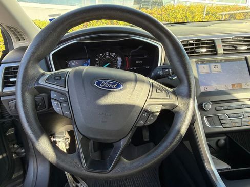 Used 2017 Ford Fusion SE w/ Fusion SE Technology Package FWD image 9