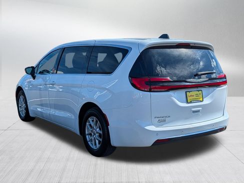 Used 2025 Chrysler Pacifica Select FWD image 5