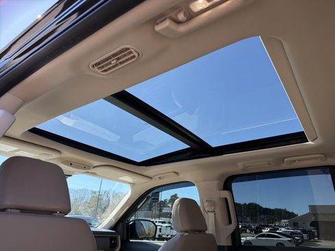 Used 2022 Ford Expedition Limited image 29