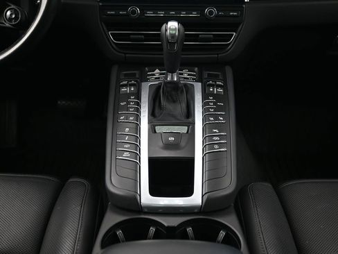 Used 2021 Porsche Macan Turbo image 10