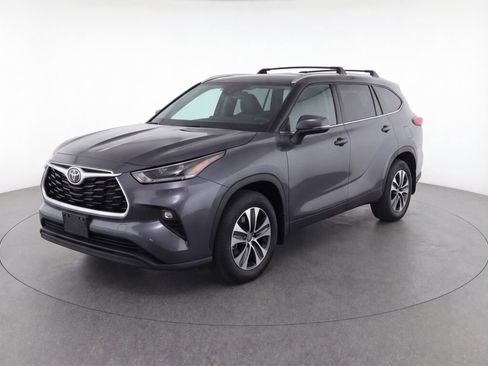 Used 2023 Toyota Highlander XLE image 3