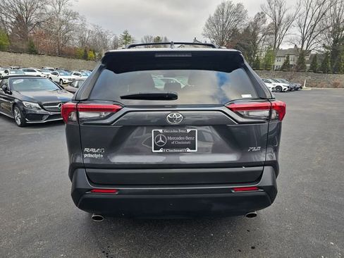 Used 2020 Toyota RAV4 XLE Premium image 9