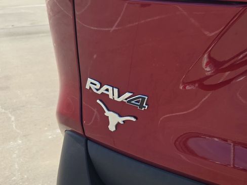 Used 2021 Toyota RAV4 XLE Premium image 12