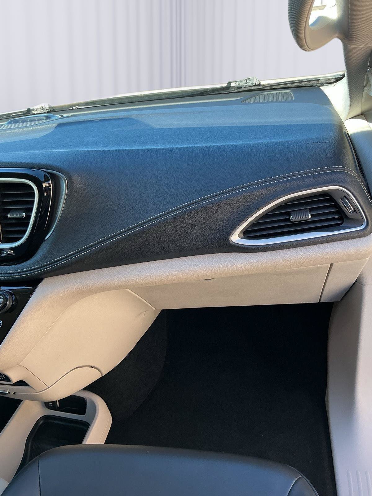 Used 2024 Chrysler Pacifica Limited FWD image 24