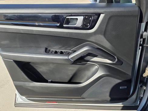 Used 2021 Porsche Cayenne Coupe image 24