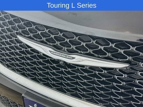 Used 2024 Chrysler Pacifica Touring-L FWD image 32