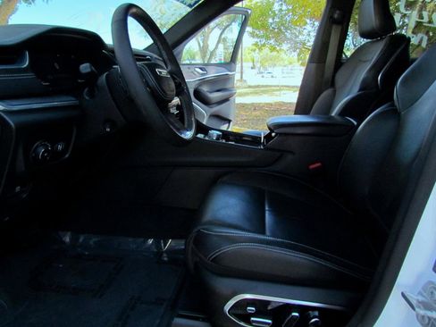 Used 2023 Jeep Grand Cherokee Overland w/ Luxury Tech Group IV image 16