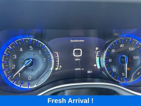 Used 2024 Chrysler Pacifica Touring FWD image 6