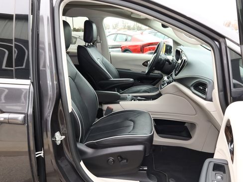 Used 2023 Chrysler Pacifica Limited image 29
