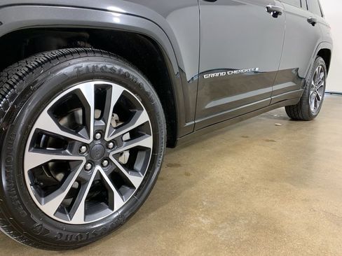 Used 2022 Jeep Grand Cherokee Overland AWD/4WD image 2