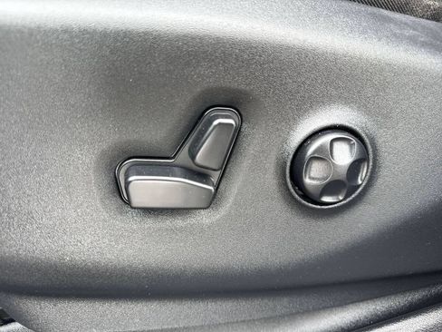 Used 2020 Chrysler Pacifica Touring-L FWD image 12