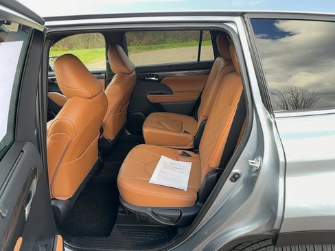 Used 2023 Toyota Highlander Platinum image 11