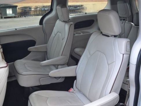 Used 2017 Chrysler Pacifica Limited FWD image 33