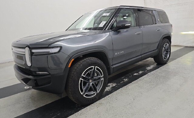 Used 2025 Rivian R1S Adventure Dual AWD/4WD image 2