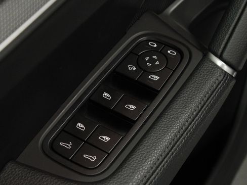 Certified 2025 Porsche Cayenne AWD/4WD image 32
