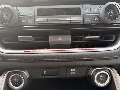 Used 2025 Toyota Grand Highlander AWD image 17