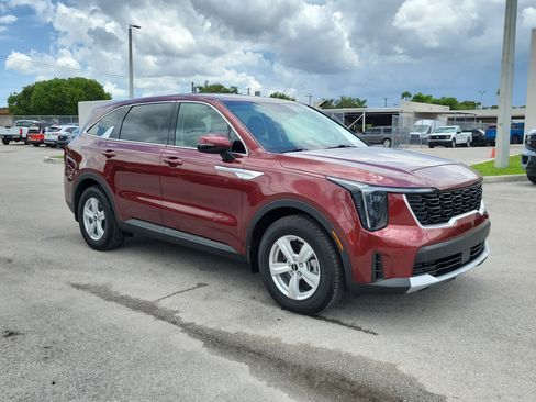 Used 2024 Kia Sorento LX FWD image 3
