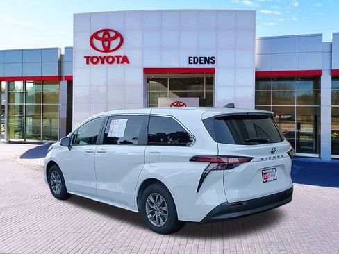 Used 2022 Toyota Sienna LE image 5