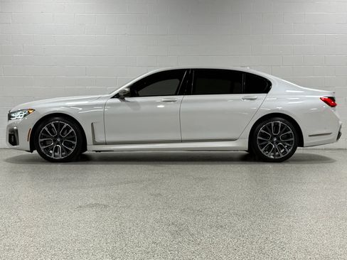 Used 2022 BMW M760i xDrive w/ Luxury Rear Seating Package AWD/4WD image 9