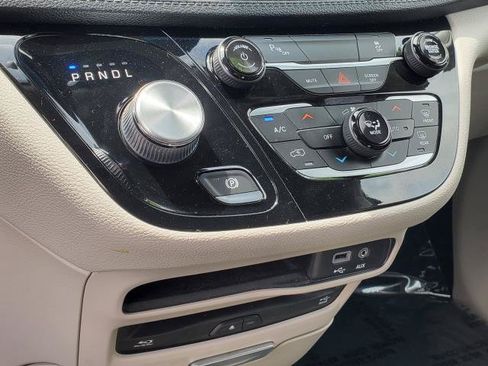 Used 2020 Chrysler Pacifica Limited FWD image 18