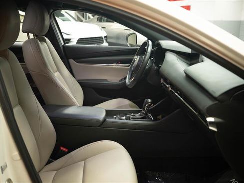 Used 2020 MAZDA MAZDA3 Hatchback w/ Preferred Package FWD image 13