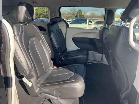 Used 2023 Chrysler Pacifica Touring-L image 17