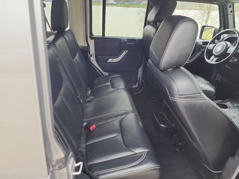 Used 2013 Jeep Wrangler Unlimited Sahara w/ Dual Top Group AWD/4WD image 9