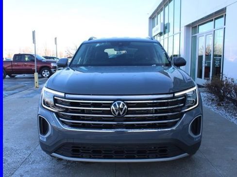 Used 2025 Volkswagen Atlas SE image 2