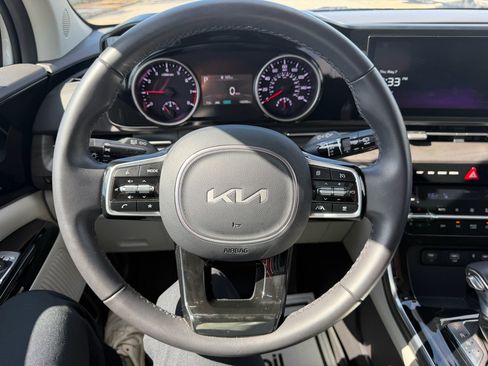 Used 2024 Kia Carnival EX FWD image 13