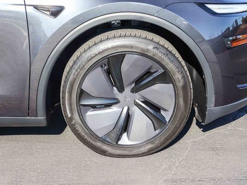 Used 2026 Tesla Model Y 2WD image 11