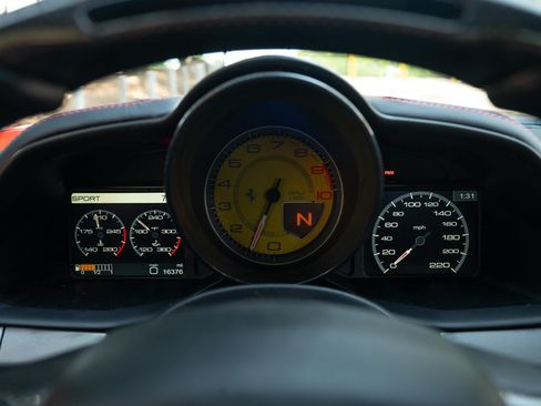 Used 2012 Ferrari 458 Italia Coupe RWD image 33