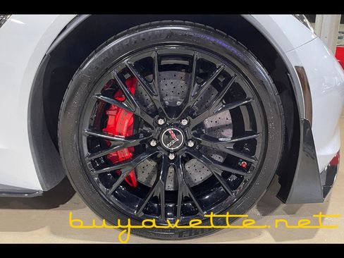Used 2015 Chevrolet Corvette Z06 w/ Z07 Performance Package image 9