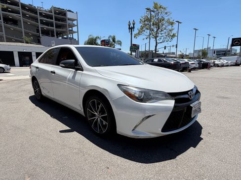 Used 2017 Toyota Camry XSE w/ Moonroof Package FWD image 5