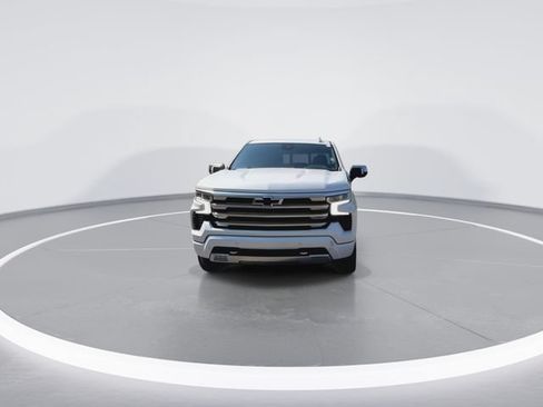 Used 2022 Chevrolet Silverado 1500 High Country w/ High Country Premium Package AWD/4WD image 4