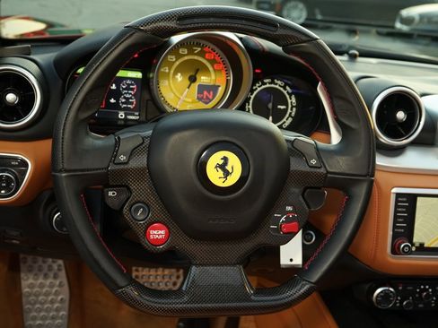 Used 2016 Ferrari California T image 13