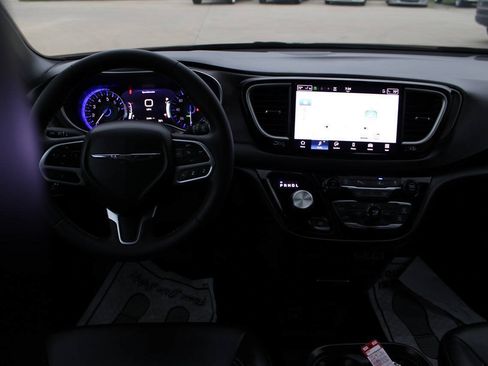 Used 2025 Chrysler Pacifica Select FWD image 11