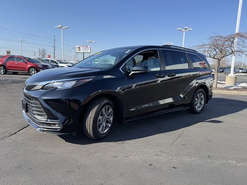 Used 2025 Toyota Sienna LE w/ LE Plus Package image 4