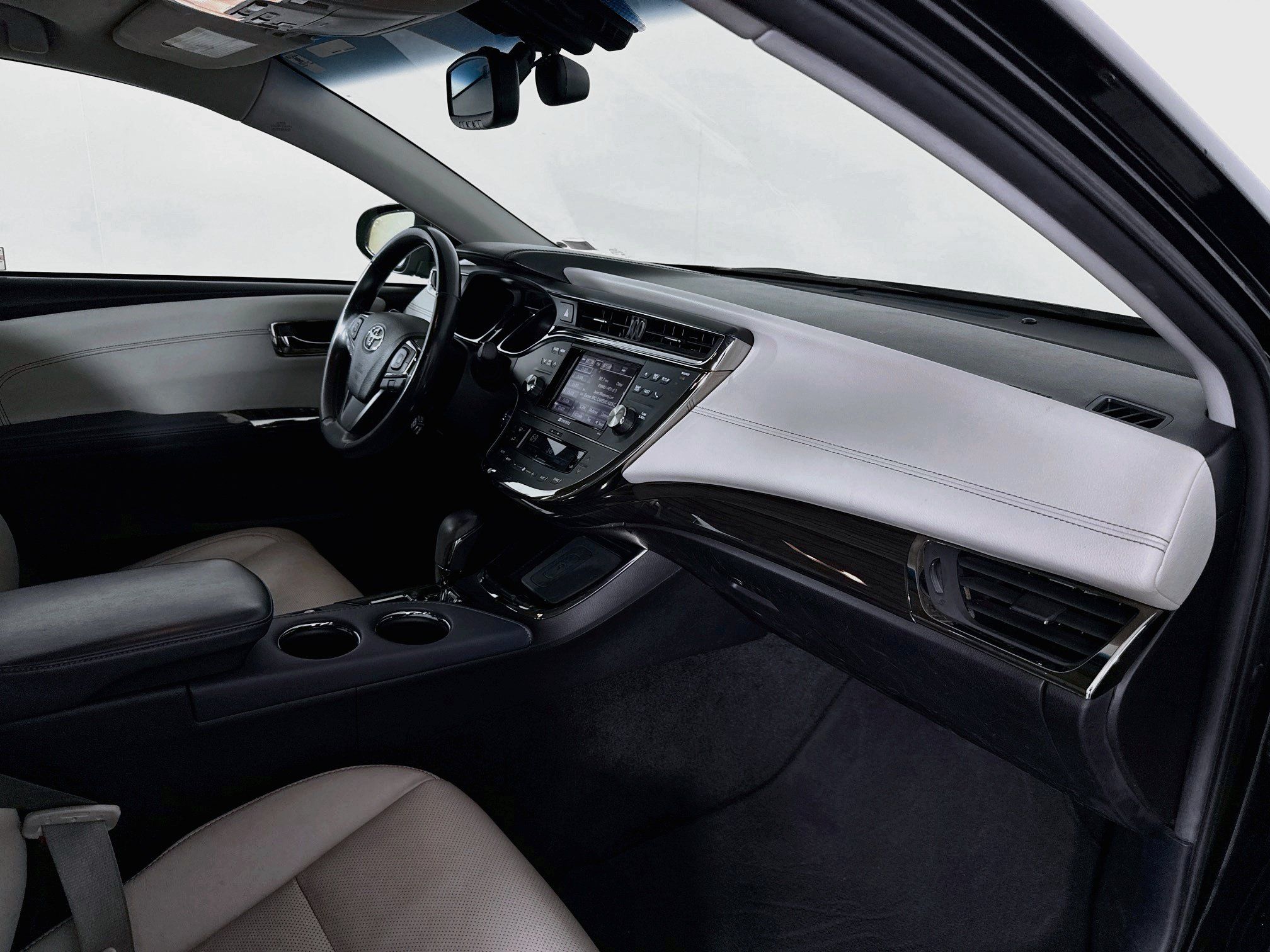 Used 2014 Toyota Avalon Limited w/ Technology Package FWD image 28