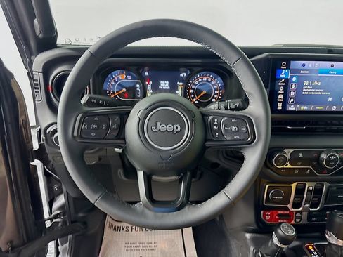Used 2025 Jeep Wrangler Unlimited Rubicon AWD/4WD image 12