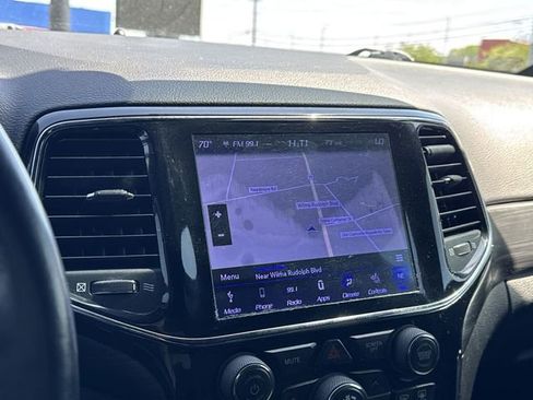 Used 2019 Jeep Grand Cherokee Laredo RWD image 19